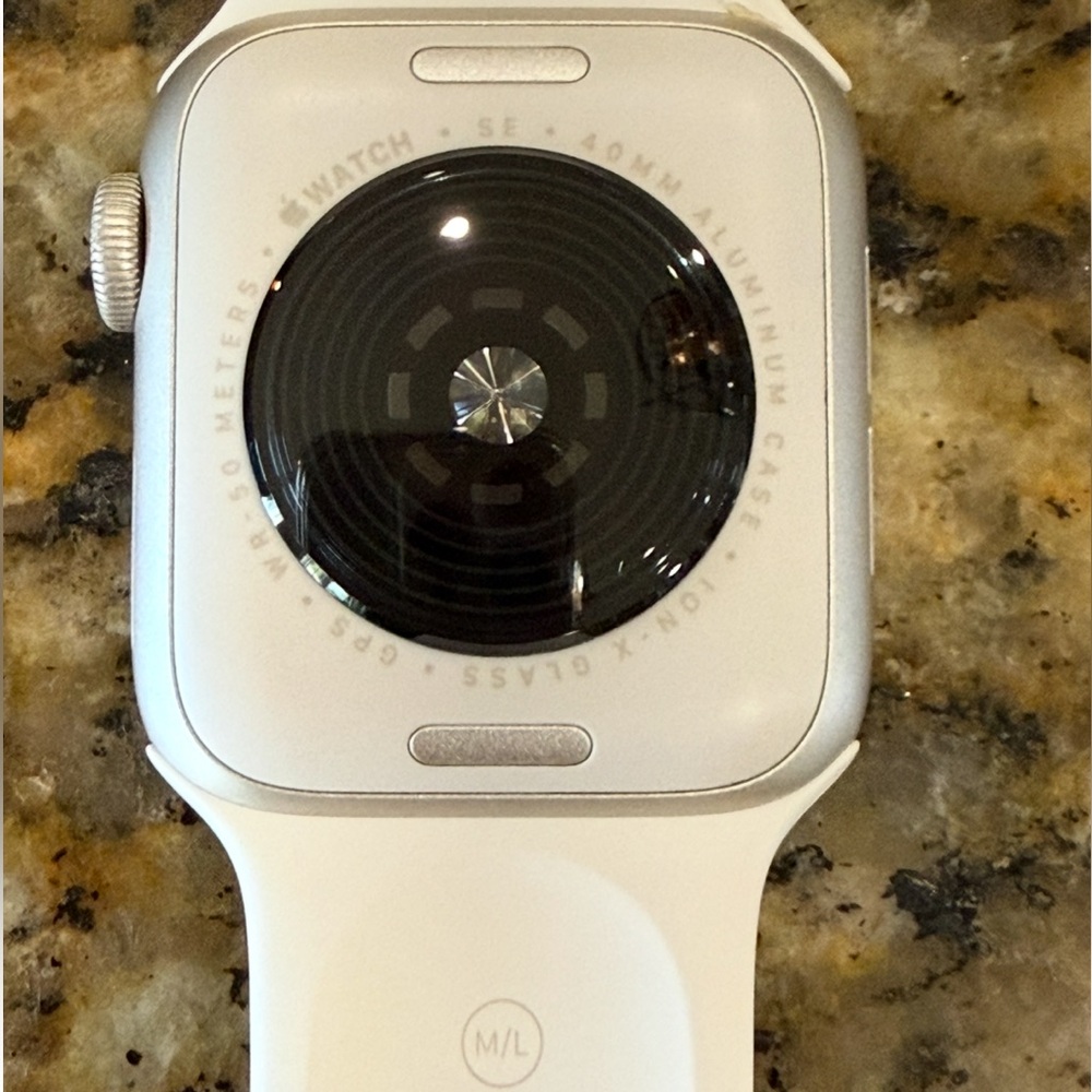 Apple Watch SE (2nd Gen) 40mm Starlight Aluminum, Excellent Condition + Charger - Picture 8 of 12